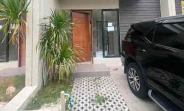 Murah Rp.900 juta Dijual Rumah Northwest Lake Citraland Surabaya Barat
