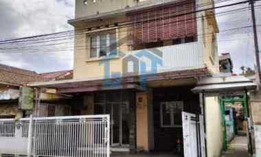 dijual rumah jalan pojok utara