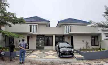 Rumah Mewah Pinggir Jalan Raya Kepanjen Malang Jawa Timur