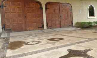 Rumah Classic Model Spanyol di Jemursari, Material Premium, One Gate