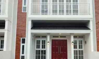 Rumah Baru 2 Lt American Classic Lokasi Strategis di Arcamanik Bandung