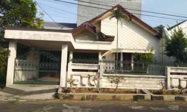 Rumah Kosong Shm di Komplek Dharmahusada Indah Surabaya