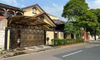 Rumah Mewah dengan Kolam Renang di Pinggir Jalan Duren Sawit dekat BKT