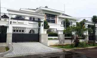 Rumah Mewah dengan Kolam Renang Lokasi Strategis Cibubur Jakarta Timur