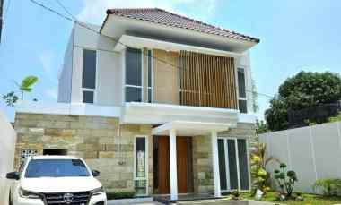 Rumah Cantik 2 Lantai dekat Hotel Hyatt Jogja di jl Palagan Sleman