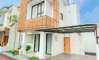 Rumah Cantik Full Furnished 2 Lantai dekat Pusat Kota Yogyakarta