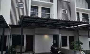 dijual rumah jl putri tunggal