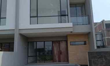 dijual rumah jl sarijadi setraduta