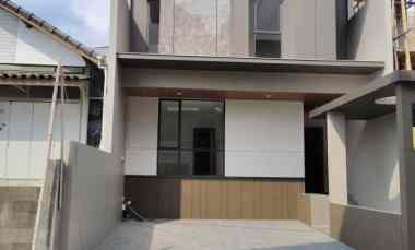 dijual rumah jl setraduta