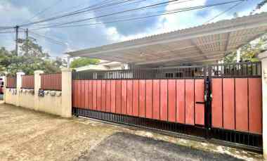 Dijual Rumah Rasa Villa - Halaman Luas Shm di Karadenan Cibinong