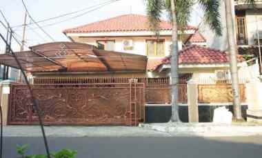 dijual rumah kayu putih