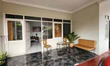 dijual rumah kayu putih