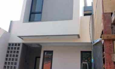dijual rumah kayu putih