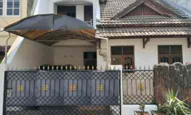 dijual rumah kayu putih