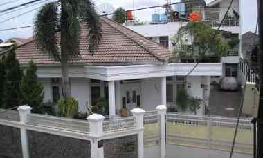 dijual rumah keluarga besar usaha kost 12 pintu