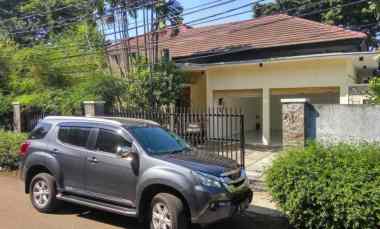 Kemang - Rumah Tinggal dengan Halaman Luas dan Private Swimming Pool