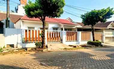 Rumah Mewah dengan Kolam Renang Pribadi di Kemang Pratama