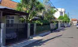 Rumah Klasik/tropis,dengan Halaman Depan dan Belakang di Jakarta Barat