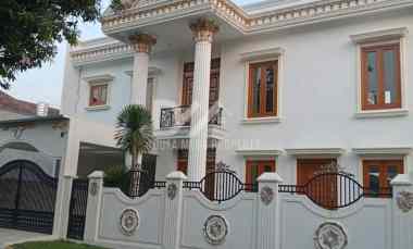 dijual rumah kolam renang di bsd city