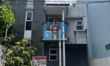 Dibawah Pasaran Rumah Kolmas Cipageran 2 Lantai dekat AWC