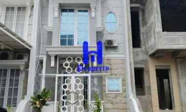 dijual rumah komplek citraland gama