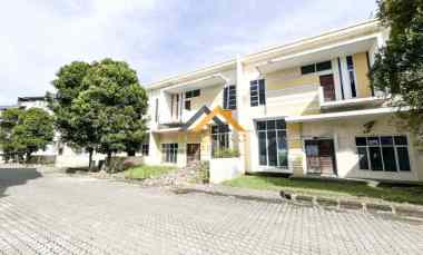 dijual rumah komplek graha metropolitan