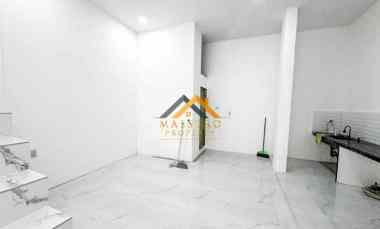 dijual rumah komplek hobbit palace