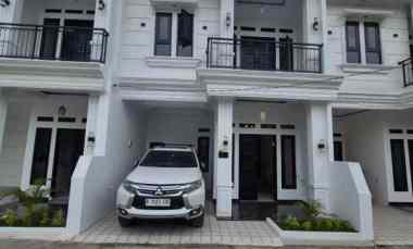 dijual rumah komplek maharaja