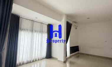 dijual rumah komplek mayfair residence