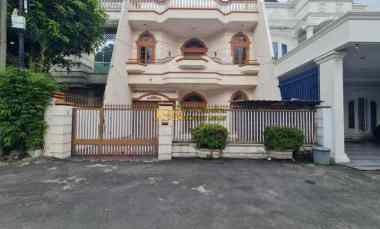 dijual rumah komplek taman polonia 3