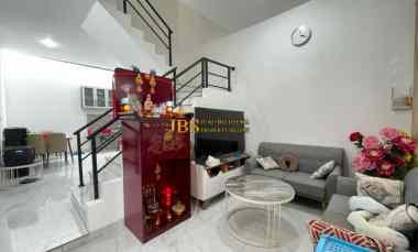 dijual rumah komplek the penthouse