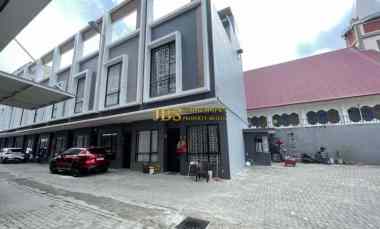dijual rumah komplek the penthouse