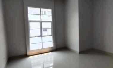 Rumah Model American Style ini Letaknya Sangat Strategis Diapit Oleh 4