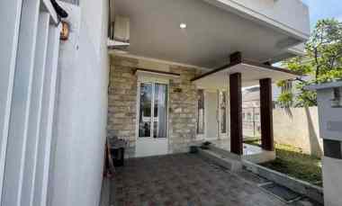 dijual rumah kutisari indah
