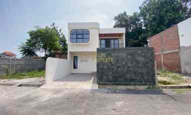 Rumah Baru Semi Villa, Private Pool, 5 menit ke Bandara Adi Sucipto