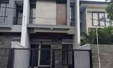 Rumah Gress di Manyar Under 2m Dgn Row Jalan 4 Mobil One Gate
