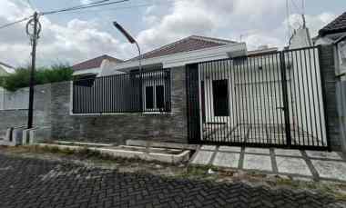 dijual rumah manyar