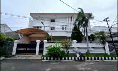 dijual rumah manyar
