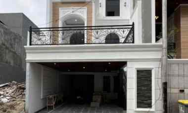 MBV252 Rumah 3,5 Lt. American Classic Modern Pinggir Jalan di Ciganjur