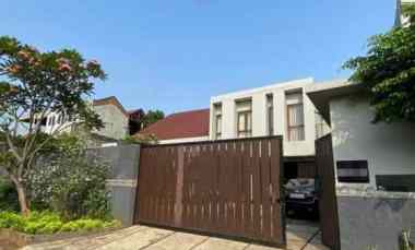 dijual rumah mewah ada privat pool harga nego