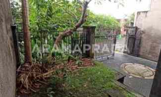 Rumah Perlu Renov 3 Lantai Ada Pool dekat Dyatmika School Padanggalak