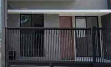 dijual rumah pakuwon city