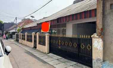 Rumah Lama Super Strategis, 100 meter ke Jalan Matraman Raya