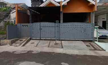 Jual Cepat Rumah Secondary dalam Perumahan Besar 5 Kamar Tidur