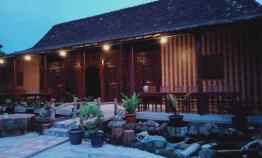 dijual rumah plus rumah makan di kudus