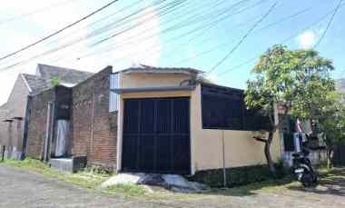 dijual rumah pojok di bumi tegal besar jember