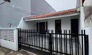 Rumah 1Lt, Hdp Utara, Kondisi Bagus Terawat, di Radio dalam