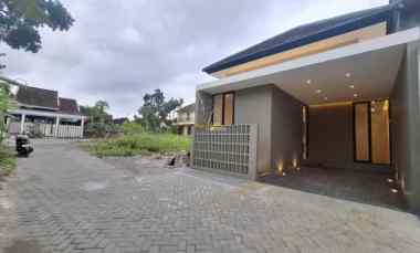 Rumah Siap Huni, Desain Modern, 3 menit dari Pasar Gentan, Sleman