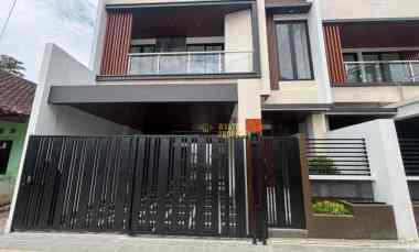 Hunian 2 Lantai dengan Konsep Luxury Living di Jalan Palagan