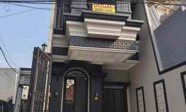 Rumah Mewah Klasik 2 Lantai Siap Huni di Kalimulya dekat SMKN 3 Depok